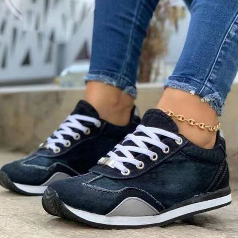 Trendige Sheen-Denim-Sneakers für Damen für einen lässigen Look