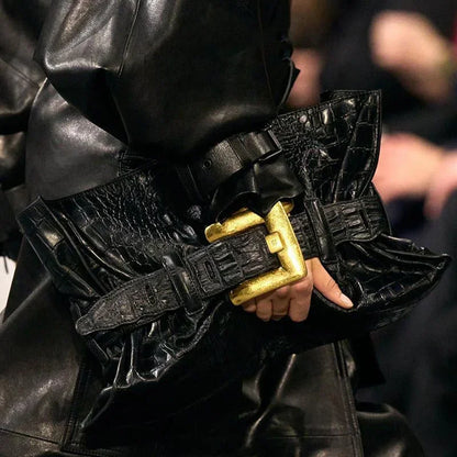 Luxuriöse Damenhandtasche aus weichem Leder. Krokodilmuster Faltentasche