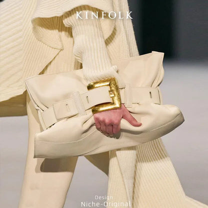 Luxuriöse Damenhandtasche aus weichem Leder. Krokodilmuster Faltentasche