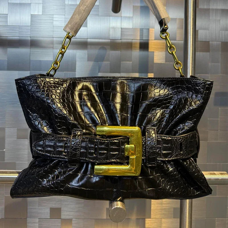 Luxuriöse Damenhandtasche aus weichem Leder. Krokodilmuster Faltentasche