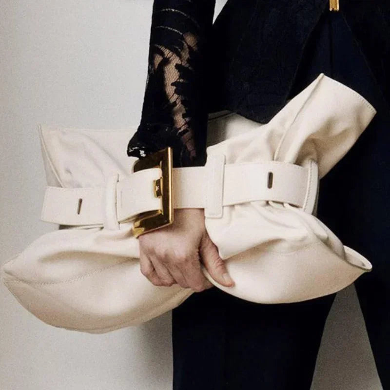 Luxuriöse Damenhandtasche aus weichem Leder. Krokodilmuster Faltentasche