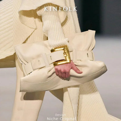 Luxuriöse Damenhandtasche aus weichem Leder. Krokodilmuster Faltentasche