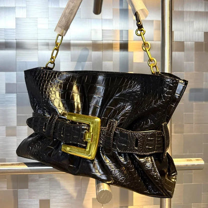 Luxuriöse Damenhandtasche aus weichem Leder. Krokodilmuster Faltentasche